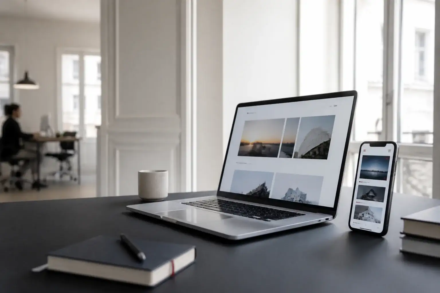 Espace de travail numérique présentant un site web professionnel sur ordinateur portable et smartphone